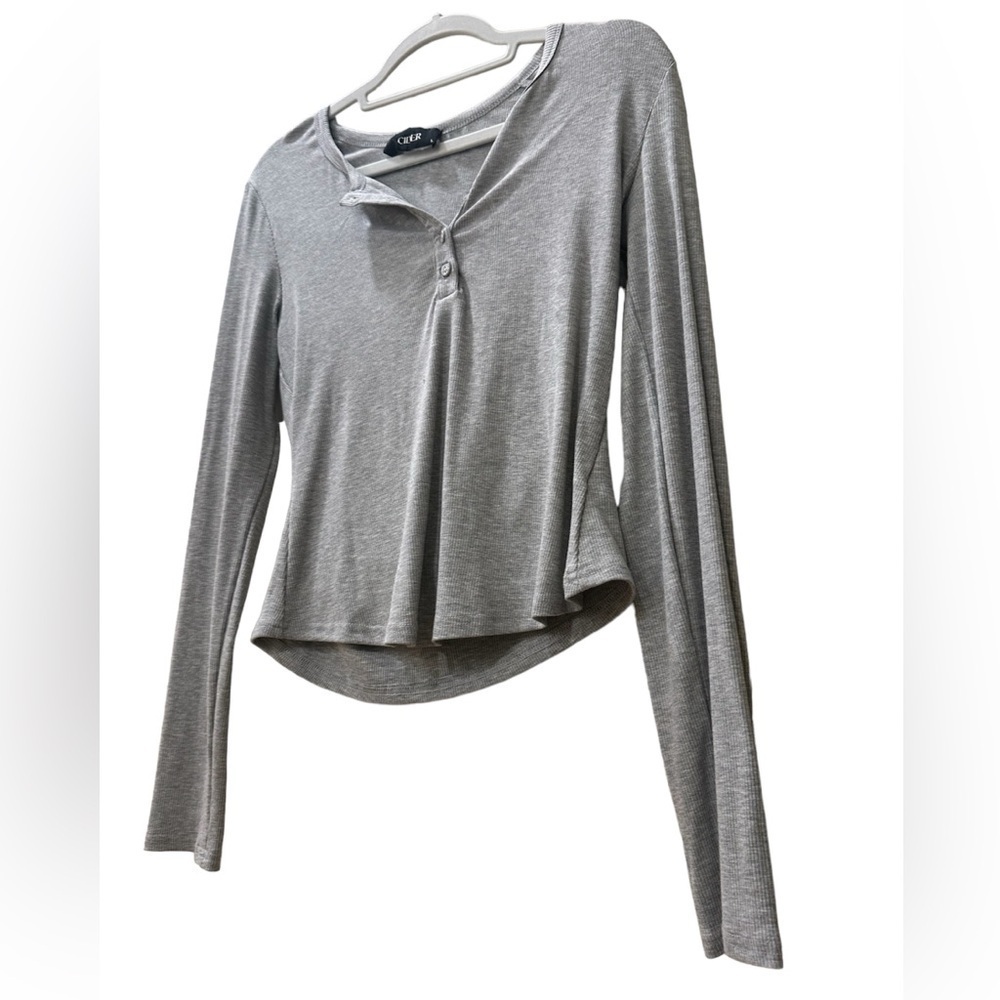 NWOT Cider Solid Gray V-Neck Ribbed Long Sleeve With 4 Buttons, Size Large
